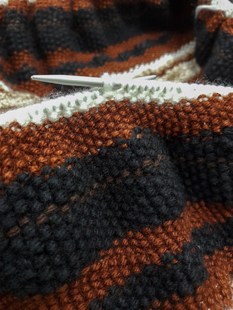 Knitted striped cloth and knitting needles
