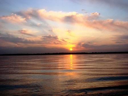 2007 Ð³Ð¾Ð´ 04 Ð¾ÐºÑÑÐ±ÑÑ  Ð Ð¾ÑÑÐ¸Ñ, Ð¥Ð°Ð±Ð°ÑÐ¾Ð²ÑÐº  ÐÐµÑÐµÑÐ½Ð¸Ð¹ Ð·Ð°ÐºÐ°Ñ Ð½Ð° ÑÐµÐºÐµ ÐÐ¼ÑÑ  2007 on October, 04th  Russia, Khabarovsk  An evening decline on the river Amur 					の写真素材