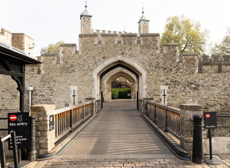 Wooden bridge to the entrance of the Tower of Londonのeditorial素材