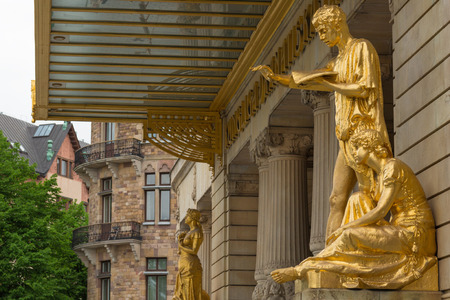 STOCKHOLM, SWEDEN - MAY 28, 2016: Gold statues at the Royal Dramatic Theatre. Springのeditorial素材