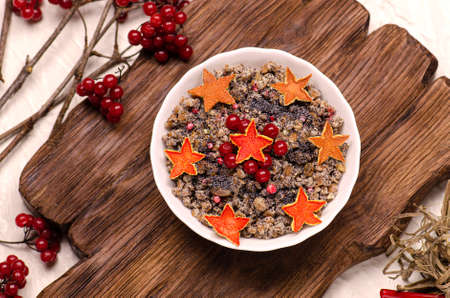 Crumbly pearl barley porridge. Pearl barley porridge on wooden background. Fresh homemade pearled barley.の写真素材