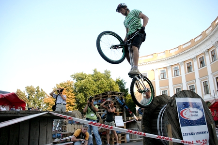 Odessa, Ukraine - July 28, 2007: Freestyle young male jumping on the playground with wooden flight. Acrobatic tricks on a bicycle bike trial. BMX, MTBのeditorial素材