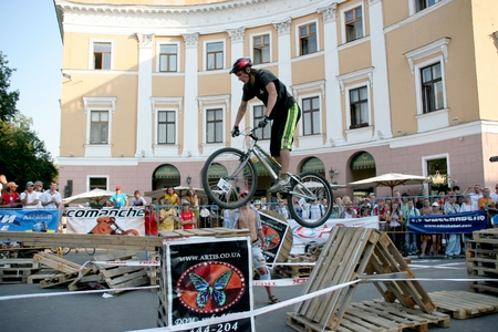Odessa, Ukraine - July 28, 2007: Freestyle young male jumping on the playground with wooden flight. Acrobatic tricks on a bicycle bike trial. BMX, MTBのeditorial素材