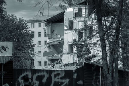 ODESSA, UKRAINE May 21, 2020: Historic residential building collapsed as result of mistakes in construction and reconstruction in old city. Bare wall Destruction of residential building. Catastropheのeditorial素材