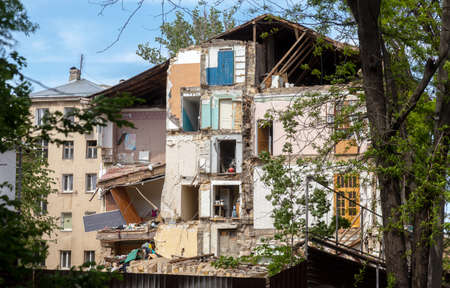 ODESSA, UKRAINE May 21, 2020: Historic residential building collapsed as result of mistakes in construction and reconstruction in old city. Bare wall Destruction of residential building. Catastropheのeditorial素材
