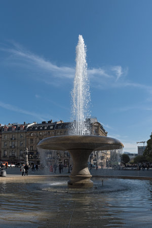 old opera, alte oper in frankfurt am main with opera fountain and walkers, germanyのeditorial素材