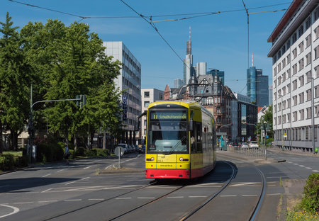 Electric tram in Hanauer Landstrasse, Frankfurt, Germanyのeditorial素材