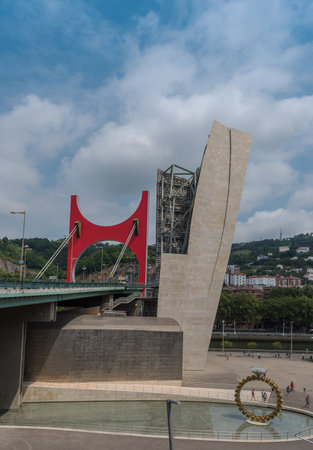 The La Salve road bridge over Nervion Rifer, Bilbao, Spainのeditorial素材