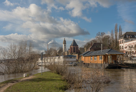 Winter landscape at the mouth of the nidda river in the main river near Frankfurt-Hoechstのeditorial素材
