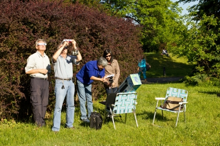 RICHMOND HILL, ONTARIO - JUNE 5: People watching Venus Transit at the David Dunlap Observatory on June 5, 2012 in Richmond Hill, Ontario, Canada のeditorial素材