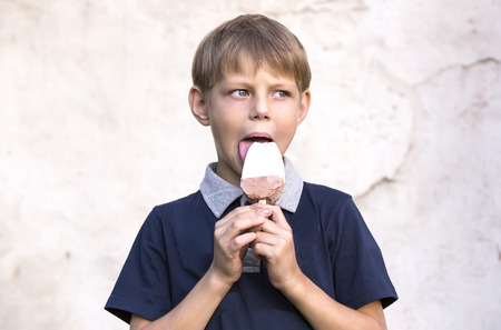 little boy eating an ice creamの写真素材