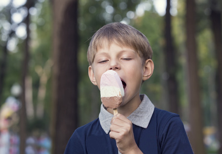 little boy eating an ice creamの写真素材
