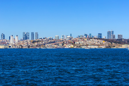 ISTANBUL, TURKEY - 3 APRIL, 2017: Panorama of view from the Golden Horn on the duct slopes Cityのeditorial素材