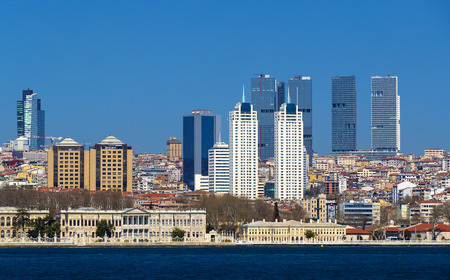 ISTANBUL, TURKEY - 3 APRIL, 2017: Panorama of view from the Golden Horn on the duct slopes Cityのeditorial素材