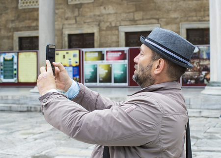 ISTANBUL, TURKEY - 7 APRIL, 2017: Tourists are photographed and make a blue mosque in the city of Istanbulのeditorial素材