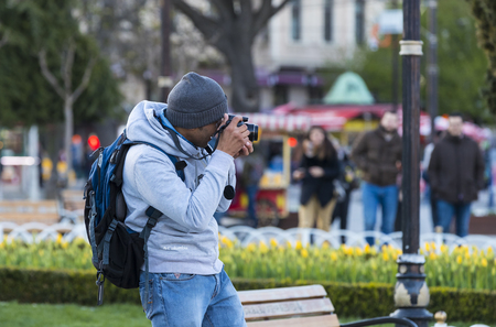 ISTANBUL, TURKEY - 2 APRIL, 2017: Tourists are photographed and make in the city of Istanbulのeditorial素材