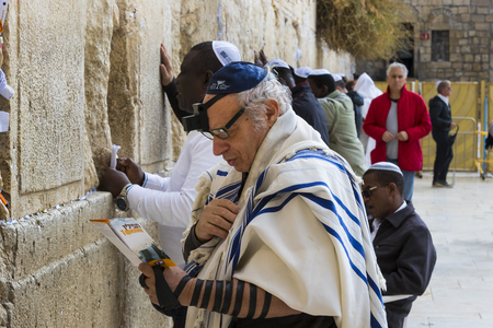 JERUSALEM, ISRAEL - 22 NOVEMBER 2017: Pilgrims at the heart of the weeping of the holy placeのeditorial素材