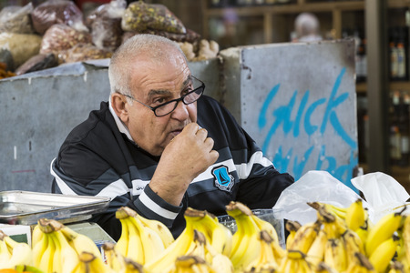 TEL AVIV, ISRAEL - 21 NOVEMBER 2017: Sellers on the old grocery street Nahalat-Benjaminのeditorial素材