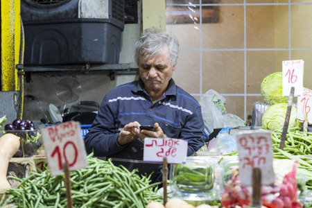 TEL AVIV, ISRAEL - 21 NOVEMBER 2017: Sellers on the old grocery street Nahalat-Benjaminのeditorial素材