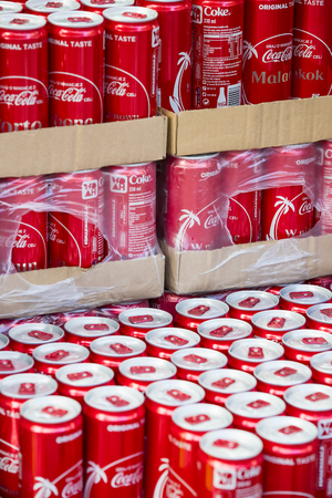 TEL AVIV, ISRAEL - 26 NOVEMBER 2017: Background with tin cans of Coca-Cola.のeditorial素材