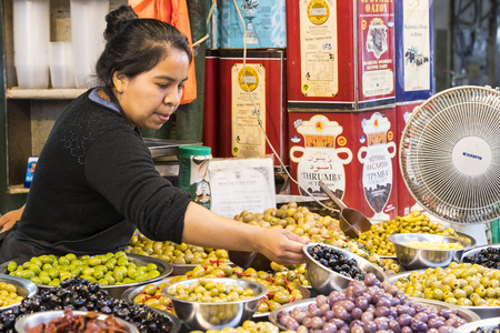 TEL AVIV, ISRAEL - 21 NOVEMBER 2017: Sellers on the old grocery street Nahalat-Benjaminのeditorial素材