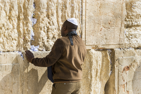 JERUSALEM, ISRAEL - 22 NOVEMBER 2017: Pilgrims at the heart of the weeping of the holy placeのeditorial素材