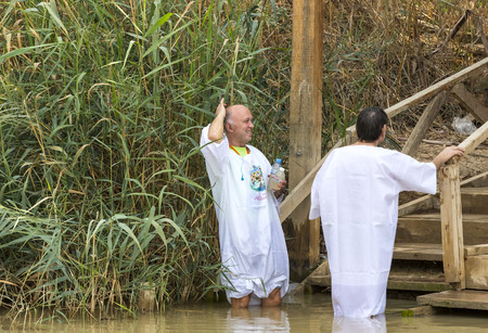 BETHABARA, ISRAEL- 25 NOVEMBER 2017: Pilgrims from different countries accept the rite of baptism in the Jordan River in Israelのeditorial素材