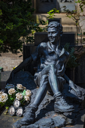 5 JUNE 2018, MILAN, ITALY: Statues of mourning at the graves of the monumental cemetery in Milan.のeditorial素材