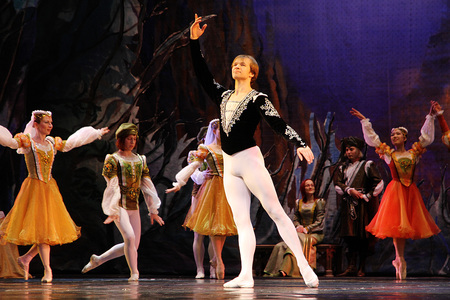 Ballerinas dancing in the theater Tchaikovsky's Swan Lakeのeditorial素材