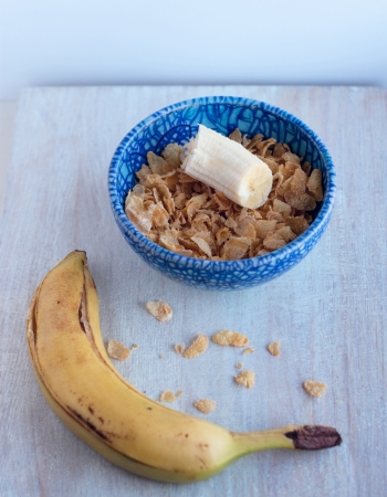 cereal and a banana in a blue plateの写真素材