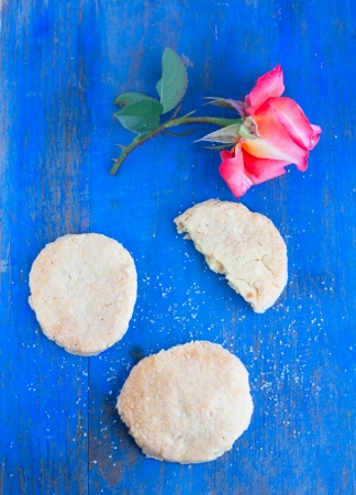 home round shortbread and pink rose on the blueの写真素材