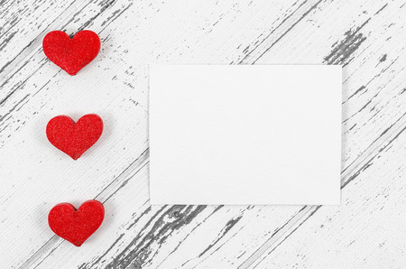 Empty card with heart on wooden tableの写真素材