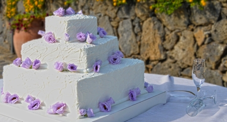 Wedding cake with roses lavenderの写真素材
