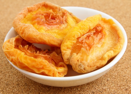 Dried peaches in bowlの写真素材