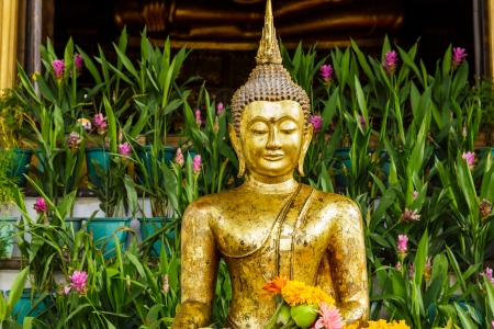 Golden buddha statue in templeの写真素材