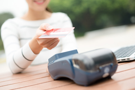 Woman using credit card to payの写真素材