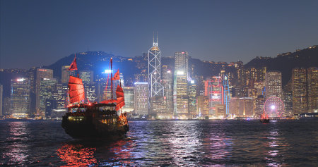 Victoria harbor, Hong Kong 17 January 2018:- - Sail junk boat travel in Victoria harbor in Hong Kong city at night のeditorial素材