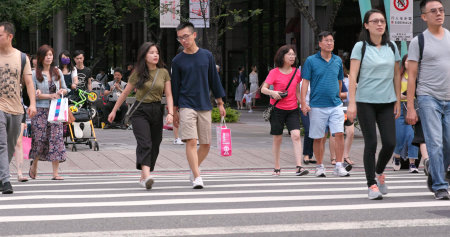 Xinyi District, Taiwan, 30 May 2018:-  People crossing the road in Taipei cityのeditorial素材