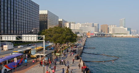 Tsim Sha Tsui, Hong Kong 15 march 2019: Hong Kong harbor with lots of touristのeditorial素材
