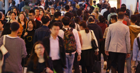 Causeway Bay, Hong Kong -22 February 2019: Crowded of People cross the road at nightのeditorial素材