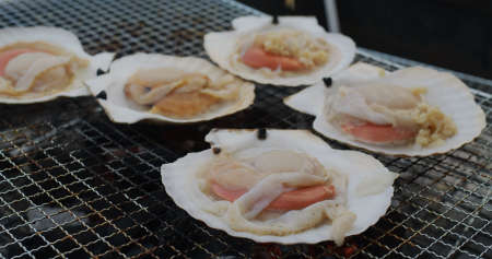 Fresh scallop on barbecue net
