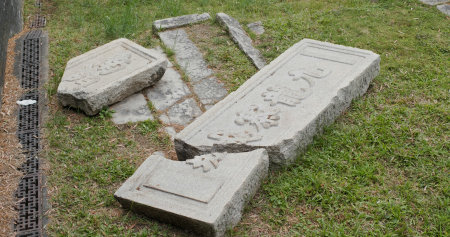 Kowloon city, Hong Kong 08 January 2020: Broken of plaque in Hong Kongのeditorial素材