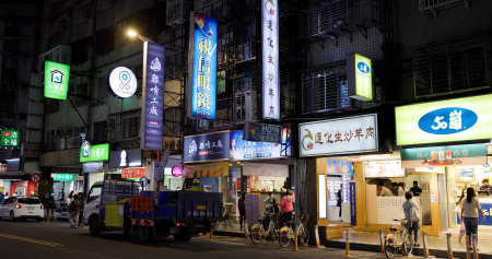 Taipei,, Taiwan, 11 April 2022: Linjiang St. Night Marketのeditorial素材