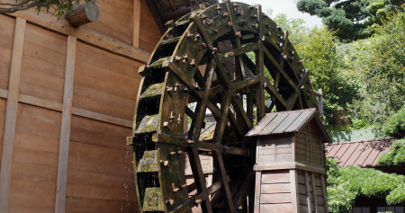 Waterwheel in traditional chinese gardenの写真素材