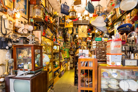 Hong Kong 01 April 2024: Shop sell antiques in Hong Kong lascar roadのeditorial素材