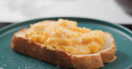 Put scrambled eggs on toastの写真素材