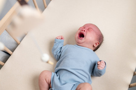 Newborn baby cry on bedの写真素材