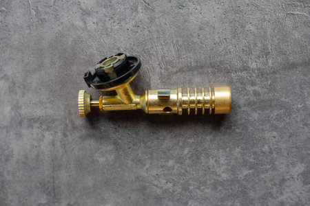 Universal gas burner for ignition with gas adjustment and adapter for a gas cylinder.