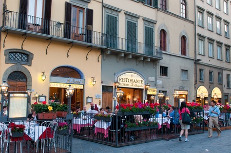 FLORENCE, ITALY - JUNE 2010. Street restaurants on Piazza della Signoria at evening. Florence, Tuscany, Italy.のeditorial素材