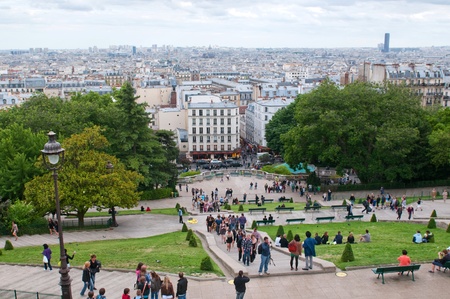 PARIS, FRANCE - MAY 26, 2011: Stairway at front of Basilique du Sacre-Coeur (Basilica of the Sacred Heart) on May 26, 2011, Paris, France. Every evening the set of people comes on a stairway at a cathedral and admires evening Parisのeditorial素材